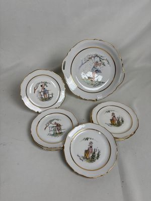 six assiettes sur lesquelles figurent les portraits d'un homme et d'une femme