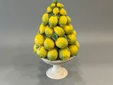 un petit bol blanc rempli de citrons posé sur une table
