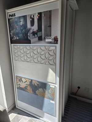 une photo d'une photo accrochée sur la porte d'une maison