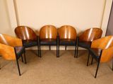 six chaises sont alignées contre un mur dans une pièce
