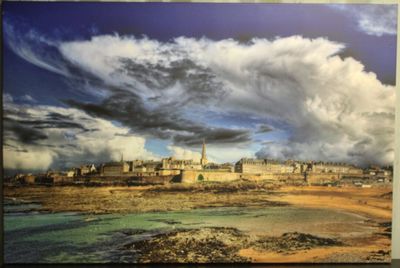 une photo d'une photo d'une vieille ville au bord de la mer