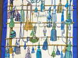 une écharpe bleue et blanche ornée d'une multitude de pompons