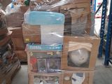 une pile de cartons au milieu d'un entrepôt rempli d'articles