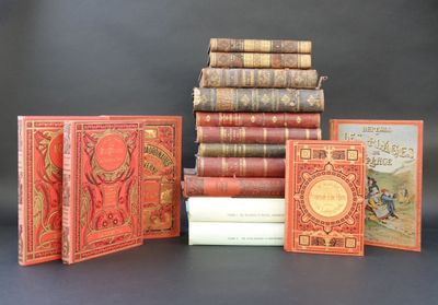 plusieurs livres sont empilés sur une table