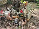beaucoup de nains de jardin assis dans la terre