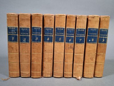 six vieux livres sont alignés sur une surface grise