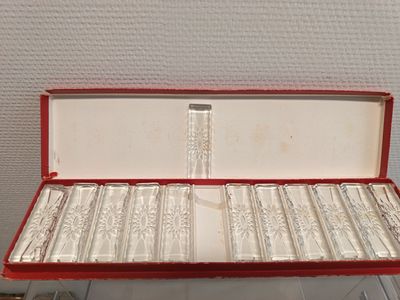 un coffret rouge contenant de l'argenterie sur une table