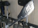 un vélo attaché à un poteau