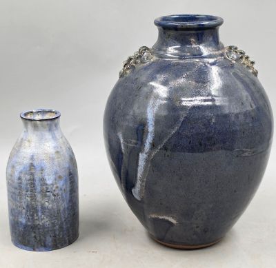deux vases posés l'un à côté de l'autre sur une table