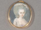 portrait d'une femme vêtue d'une robe blanche et coiffée d'un grand chapeau