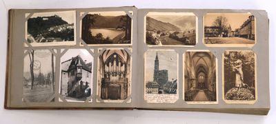 un livre avec des images de personnes et de bâtiments
