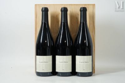 trois bouteilles de vin dans un coffret en bois sur fond blanc