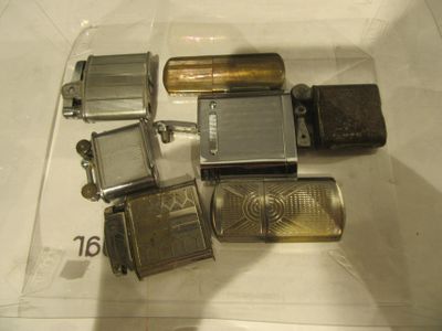 de nombreux types de briquets exposés dans une vitrine