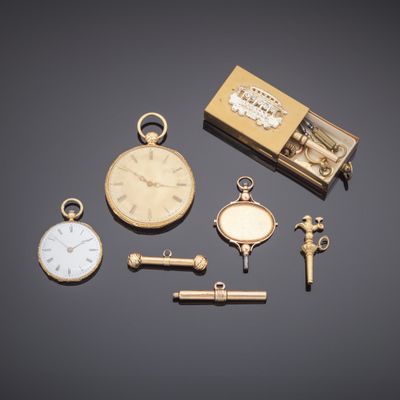 une photo montrant un ensemble de montres et une clé posés sur une table