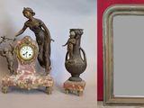 une photo représentant un miroir et une horloge posés sur une table