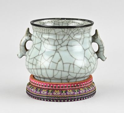 un vase blanc orné d'un motif craquelé