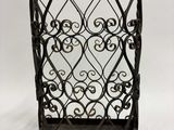 un porte-revues en fer noir orné de motifs en volutes