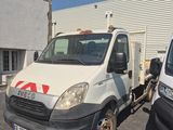 un camion blanc garé à côté d'une camionnette blanche