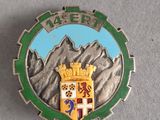 l'insigne d'un insigne orné d'un blason et d'une couronne