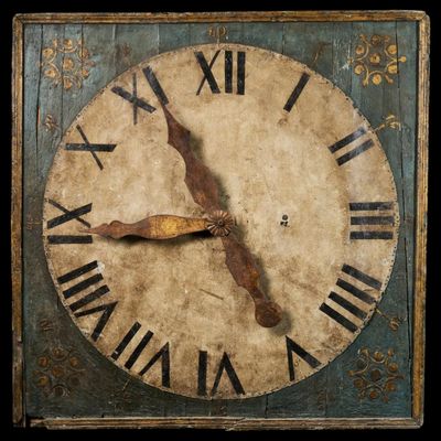 une horloge avec des chiffres romains sur le cadran