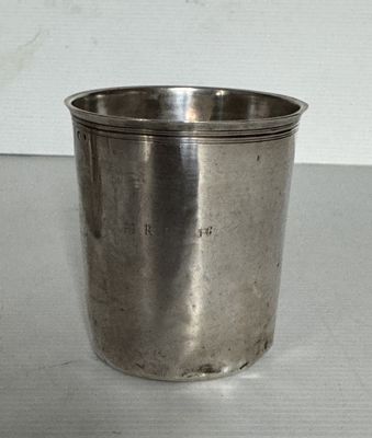 une coupe en argent posée sur une table