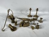 de nombreux objets en laiton posés sur une surface blanche