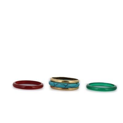 trois anneaux de couleurs différentes sur fond blanc