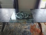une table en verre sur laquelle est posé un bol, au milieu d'une pièce