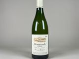 la bouteille de vin est posée sur la table, prête à être consommée
