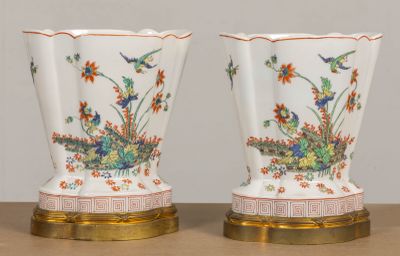 two vases that are sitting on a table