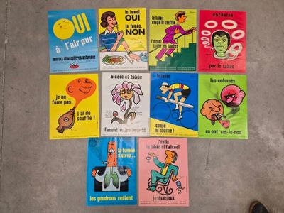 de nombreuses affiches posées à même le sol d'un immeuble