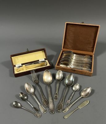 a lot of spoons and spoon spoons in a box