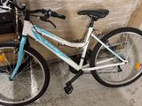 un vélo posé par terre devant un carton
