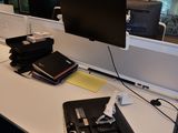 un bureau sur lequel se trouvent un ordinateur portable et un moniteur