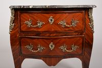 Petite commode galbée en marqueterie ouvrant par deux tiroir… (photo 3)