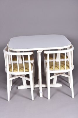 deux chaises et une table avec un plateau blanc