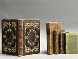 trois vieux livres empilés les uns sur les autres, côte à côte