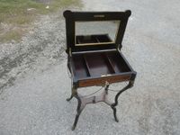 Table travailleuse plateau en marqueterie et cartouche nacre… (photo 3)