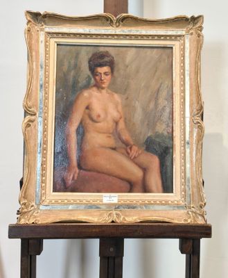 tableau représentant une femme nue assise sur une chaise à côté d'un tableau posé sur un chevalet