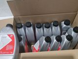 plusieurs bouteilles d'huile moteur dans un carton