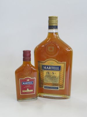 Deux bouteilles d'alcool sont posées l'une à côté de l'autre sur une table.
