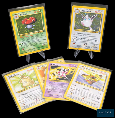 Quatre cartes Pokémon sont présentées sur un fond noir
