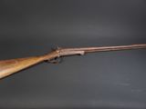 un fusil au canon en bois sur fond noir
