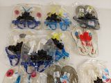 beaucoup de jouets en plastique posés sur une table