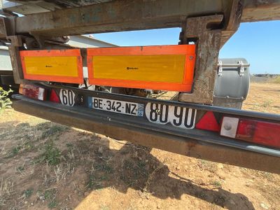 un camion qui porte une plaque d'immatriculation à l'arrière