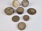 un lot de pièces de monnaie posées sur une table
