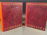 deux livres rouges posés sur une table l'un à côté de l'autre