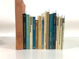 un grand nombre de livres empilés les uns sur les autres