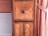 une armoire en bois avec un plateau en marbre, placée dans un coin de la pièce