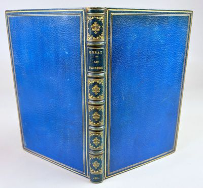 un vieux livre bleu aux bords dorés et à la couverture bleue